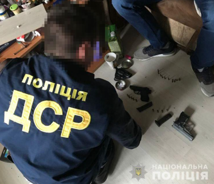 Мужчина наладил поставки наркотических средств в СИЗО вместе с иждивенцами изолятора в Кропивницком