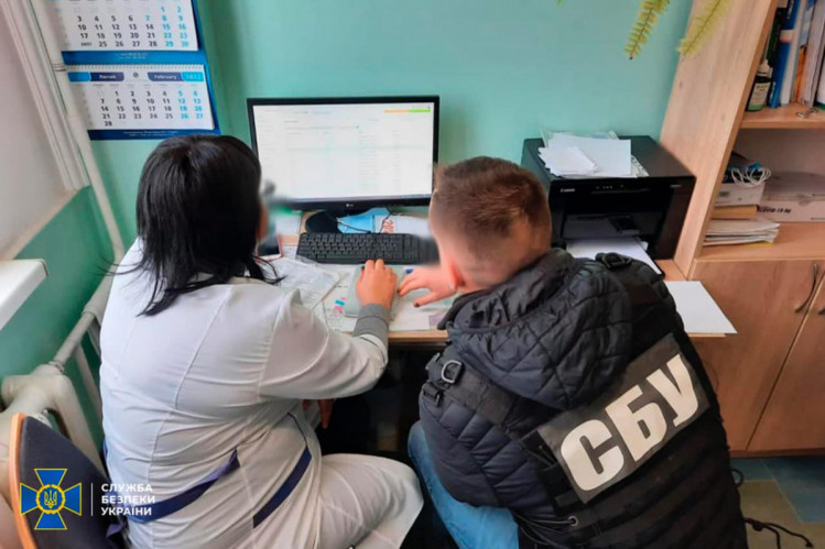 В Кропиницком разоблачили врачей, продающих поддельные сертификаты